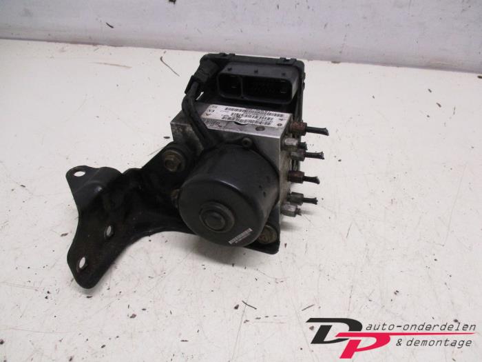 ABS Pomp van een Chrysler Sebring Convertible (JR) 2.7 V6 24V 2002