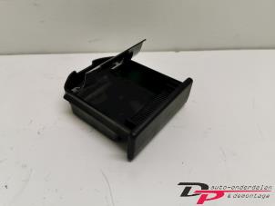 Gebruikte Asbak voor MG ZR 1.4 16V 105 Prijs € 13,50 Margeregeling aangeboden door DP Auto-onderdelen & Demontage