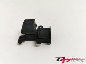Gebruikte Raam schakelaar elektrisch Honda CR-V (RD5/6/7/8) 2.0i 16V VTEC Prijs € 9,00 Margeregeling aangeboden door DP Auto-onderdelen & Demontage