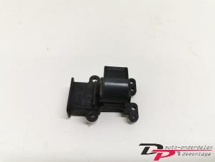 Gebruikte Raam schakelaar elektrisch Honda CR-V (RD5/6/7/8) 2.0i 16V VTEC Prijs € 9,00 Margeregeling aangeboden door DP Auto-onderdelen & Demontage