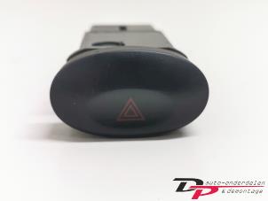 Gebruikte Schakelaar Paniekverlichting Chevrolet Matiz 0.8 S,SE Prijs € 4,50 Margeregeling aangeboden door DP Auto-onderdelen & Demontage