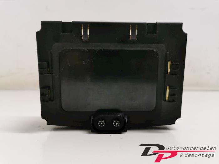 Gebruikte Display Interieur Opel Zafira (F75) 1.6 16V Prijs € 13,50 Margeregeling aangeboden door DP Auto-onderdelen & Demontage