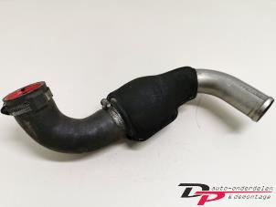 Gebruikte Intercooler Buis Opel Vivaro 2.5 CDTI DPF Prijs € 17,10 Margeregeling aangeboden door DP Auto-onderdelen & Demontage
