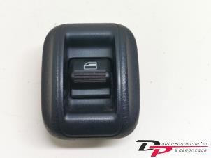 Gebruikte Ruit schakelaar elektrisch Daihatsu Cuore (L251/271/276) 1.0 12V DVVT Prijs € 9,00 Margeregeling aangeboden door DP Auto-onderdelen & Demontage