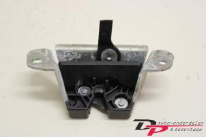 Gebruikte Slotmechaniek Achterklep Peugeot 107 1.0 12V Prijs € 5,00 Margeregeling aangeboden door DP Auto-onderdelen & Demontage