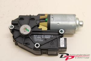 Gebruikte Schuifdak Motor Peugeot 3008 I (0U/HU) 1.6 16V THP 155 Prijs € 35,00 Margeregeling aangeboden door DP Auto-onderdelen & Demontage