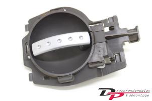 Gebruikte Deurgreep 2Deurs links Citroen C2 (JM) 1.4 Prijs € 7,65 Margeregeling aangeboden door DP Auto-onderdelen & Demontage