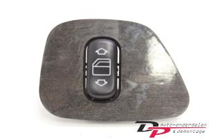 Gebruikte Ruit schakelaar elektrisch Mercedes E Combi (S210) 4.2 E-420 32V Prijs € 5,95 Margeregeling aangeboden door DP Auto-onderdelen & Demontage