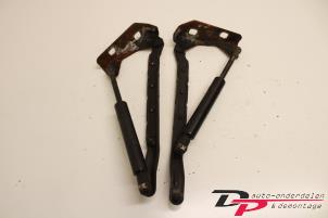 Gebruikte Motorkap Scharnier Mercedes ML I (163) 350 3.7 V6 18V Prijs € 12,75 Margeregeling aangeboden door DP Auto-onderdelen & Demontage