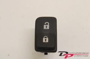 Gebruikte Schakelaar Centr. Deurvergrendeling Volvo V50 (MW) 2.5 T5 20V Prijs € 4,25 Margeregeling aangeboden door DP Auto-onderdelen & Demontage