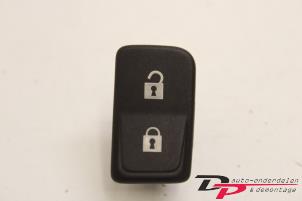 Gebruikte Schakelaar Centr. Deurvergrendeling Volvo V50 (MW) 2.5 T5 20V Prijs € 4,25 Margeregeling aangeboden door DP Auto-onderdelen & Demontage