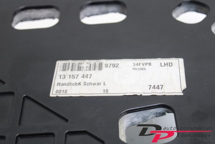 Dashboardkastje van een Opel Vectra C GTS 2.2 DIG 16V 2005