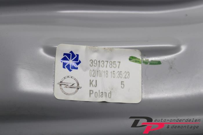 Ruitmechaniek 4Deurs links-achter van een Opel Crossland/Crossland X 1.2 Turbo 12V 2018