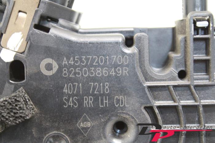Deurslot Mechaniek 4Deurs links-achter van een Smart Forfour (453) 1.0 12V 2015
