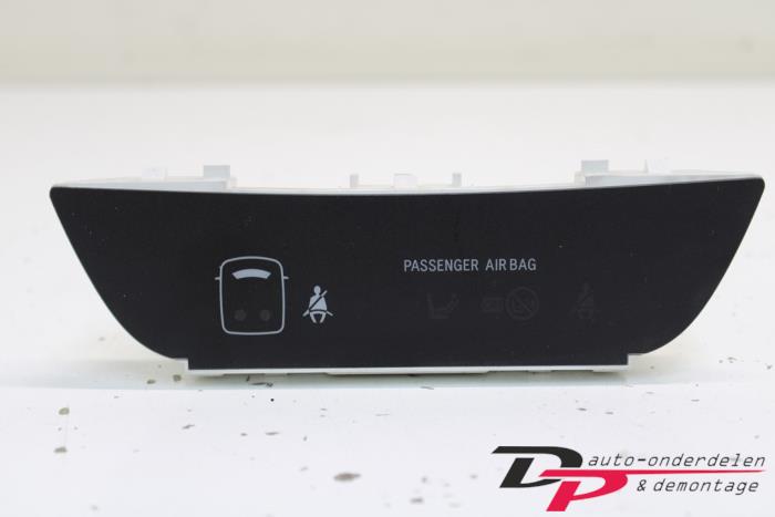 Gebruikte Display Interieur Toyota iQ 1.0 12V VVT-i Prijs € 7,65 Margeregeling aangeboden door DP Auto-onderdelen & Demontage