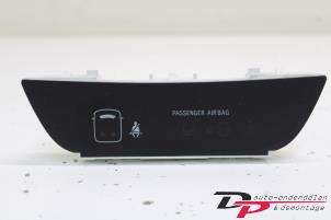 Gebruikte Display Interieur Toyota iQ 1.0 12V VVT-i Prijs € 9,00 Margeregeling aangeboden door DP Auto-onderdelen & Demontage