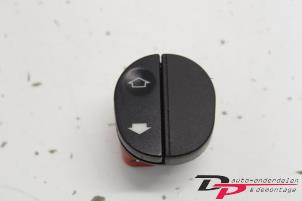 Gebruikte Elektrisch Raam Schakelaar Ford Fiesta 5 (JD/JH) 1.6 16V Prijs € 4,25 Margeregeling aangeboden door DP Auto-onderdelen & Demontage