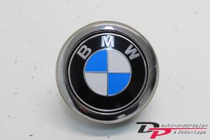 Gebruikte Handgreep Achterklep BMW 1 serie (F20) 114d 1.6 16V Prijs € 13,00 Margeregeling aangeboden door DP Auto-onderdelen & Demontage