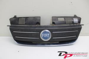 Gebruikte Grille Fiat Idea (350AX) 1.4 16V Prijs € 22,00 Margeregeling aangeboden door DP Auto-onderdelen & Demontage