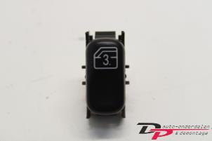 Gebruikte Ruit schakelaar elektrisch Mercedes ML I (163) 270 2.7 CDI 20V Prijs € 6,80 Margeregeling aangeboden door DP Auto-onderdelen & Demontage