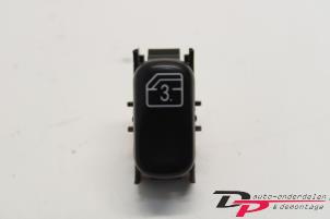 Gebruikte Ruit schakelaar elektrisch Mercedes ML I (163) 270 2.7 CDI 20V Prijs € 6,80 Margeregeling aangeboden door DP Auto-onderdelen & Demontage
