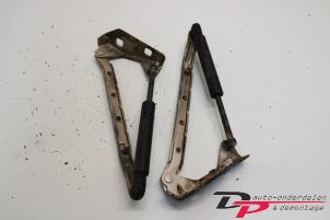 Gebruikte Motorkap Scharnier Mercedes ML I (163) 270 2.7 CDI 20V Prijs € 12,75 Margeregeling aangeboden door DP Auto-onderdelen & Demontage