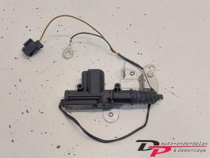 Gebruikte Centrale deurvergrendelingsmotor Ford Ka I 1.3i Prijs € 15,00 Margeregeling aangeboden door DP Auto-onderdelen & Demontage