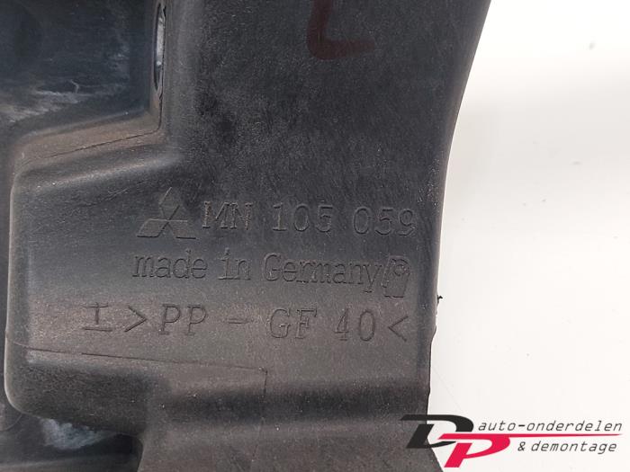 Koplampframe links van een Mitsubishi Colt CZC 1.5 16V 2007
