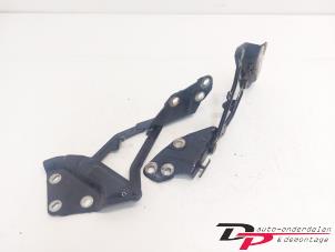 Gebruikte Motorkap Scharnier Volkswagen Touareg (7LA/7L6) 3.2 V6 24V Prijs € 15,00 Margeregeling aangeboden door DP Auto-onderdelen & Demontage