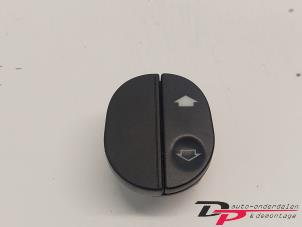 Gebruikte Elektrisch Raam Schakelaar Ford Fiesta 5 (JD/JH) 1.3 Prijs € 5,00 Margeregeling aangeboden door DP Auto-onderdelen & Demontage