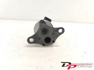 EGR Klep van een Peugeot 307 SW (3H) 2.0 16V 2004
