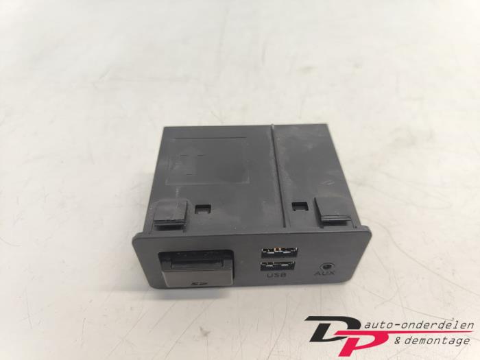 AUX/USB aansluiting van een Mazda CX-5 (KE,GH) 2.2 Skyactiv D 175 16V 4WD 2015