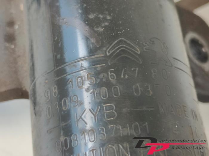 Schokdemperpoot links-voor van een Peugeot 308 SW (L4/L9/LC/LJ/LR) 1.6 BlueHDi 120 2014