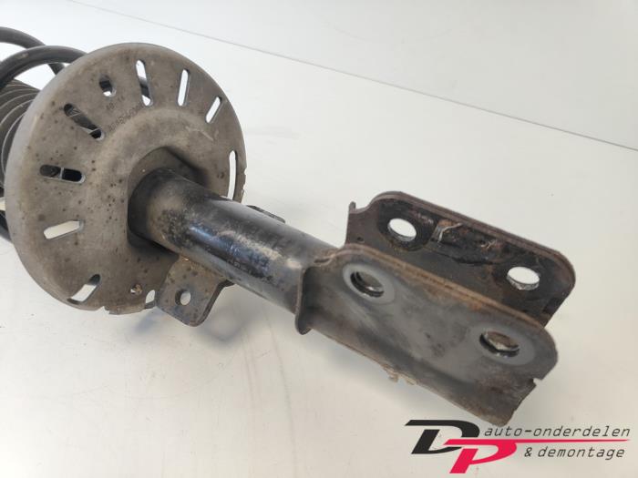 Schokdemperpoot links-voor van een Peugeot 308 SW (L4/L9/LC/LJ/LR) 1.6 BlueHDi 120 2014