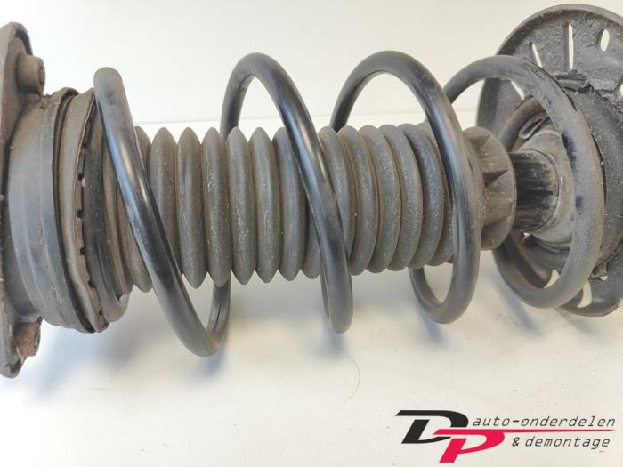 Schokdemperpoot links-voor van een Peugeot 308 SW (L4/L9/LC/LJ/LR) 1.6 BlueHDi 120 2014