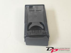 Gebruikte Bekerhouder Citroen C-Crosser 2.4 16V Prijs € 25,00 Margeregeling aangeboden door DP Auto-onderdelen & Demontage