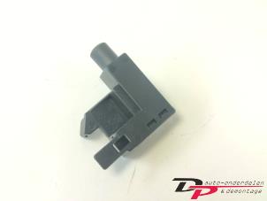 Gebruikte Schakelaar handrem Skoda Octavia Combi (5EAC) 1.6 TDI Greenline 16V Prijs € 5,00 Margeregeling aangeboden door DP Auto-onderdelen & Demontage
