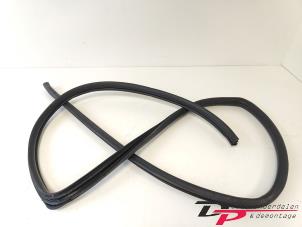 Gebruikte Portierrubber 4Deurs links-achter Toyota Avensis Wagon (T25/B1E) 1.8 16V VVT-i Prijs € 10,00 Margeregeling aangeboden door DP Auto-onderdelen & Demontage
