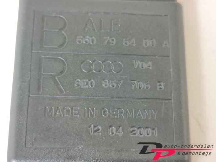 Veiligheidsgordel rechts-voor van een Audi A4 (B6) 2.0 20V 2001