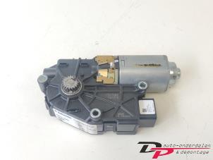 Gebruikte Schuifdak Motor Nissan Qashqai (J10) 1.6 16V Prijs € 45,00 Margeregeling aangeboden door DP Auto-onderdelen & Demontage