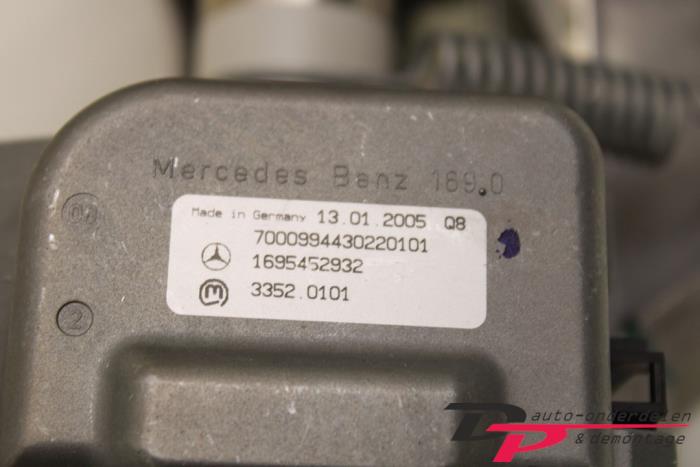Contactslot + computer van een Mercedes-Benz A (W169) 1.5 A-150 5-Drs. 2005