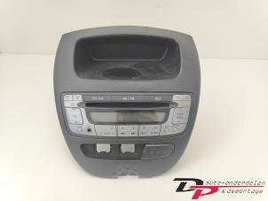 Gebruikte Radio CD Speler Toyota Aygo (B10) 1.0 12V VVT-i Prijs € 25,00 Margeregeling aangeboden door DP Auto-onderdelen & Demontage
