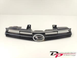 Gebruikte Grille Daihatsu YRV (M2) 1.3 16V DVVT Prijs € 12,00 Margeregeling aangeboden door DP Auto-onderdelen & Demontage