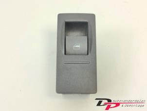 Gebruikte Elektrisch Raam Schakelaar Volkswagen Phaeton (3D) 3.2 V6 30V Prijs € 8,00 Margeregeling aangeboden door DP Auto-onderdelen & Demontage