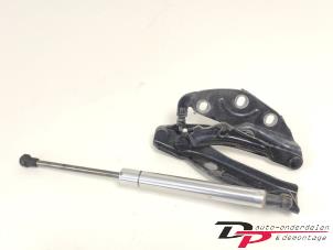 Gebruikte Motorkap Scharnier Volkswagen Phaeton (3D) 3.2 V6 30V Prijs € 15,00 Margeregeling aangeboden door DP Auto-onderdelen & Demontage