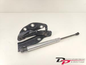 Gebruikte Motorkap Scharnier Volkswagen Phaeton (3D) 3.2 V6 30V Prijs € 15,00 Margeregeling aangeboden door DP Auto-onderdelen & Demontage