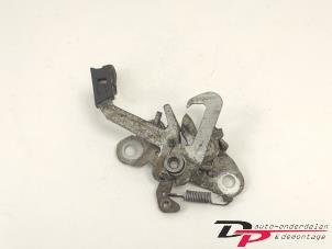 Gebruikte Slotmechaniek Motorkap Peugeot 207 SW (WE/WU) 1.6 16V VTRi Prijs € 10,00 Margeregeling aangeboden door DP Auto-onderdelen & Demontage