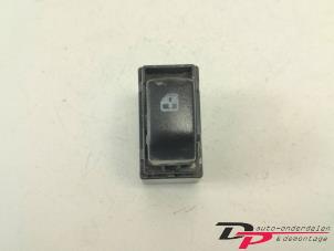 Gebruikte Raam schakelaar elektrisch Chevrolet Spark (M300) 1.0 16V Bifuel Prijs € 5,00 Margeregeling aangeboden door DP Auto-onderdelen & Demontage