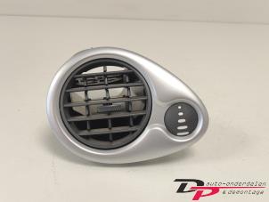 Gebruikte Luchtrooster Dashboard Renault Clio III (BR/CR) 1.2 16V 75 Prijs € 9,00 Margeregeling aangeboden door DP Auto-onderdelen & Demontage