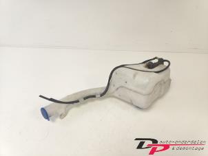 Gebruikte Ruitensproeiertank voor Ford Fiesta 5 (JD/JH) 1.4 TDCi Prijs € 9,00 Margeregeling aangeboden door DP Auto-onderdelen & Demontage